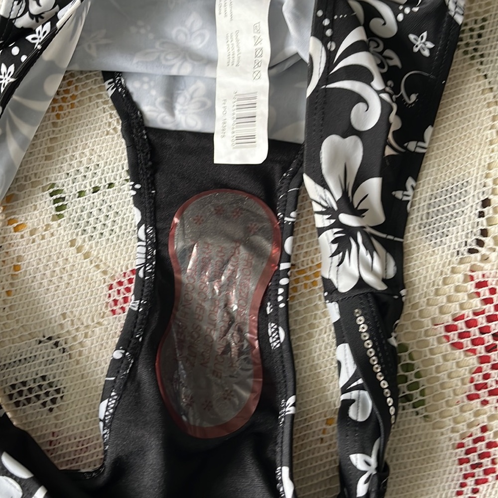 Cute bathing suit, new, with What is silvery embroidery detail - Picture 4 of 5